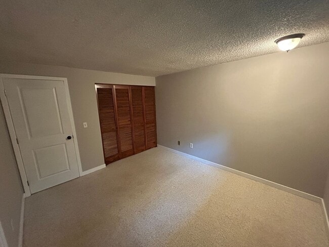 Building Photo - 5 bed, 2 bath Covington Home w/2-car garag...