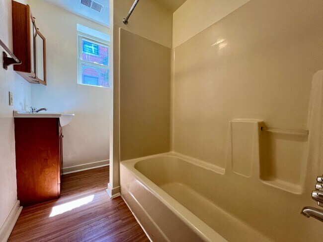 Building Photo - Large 1 BR Apartment in Lovely South Oakland Location! CALL TODAY TO TOUR!