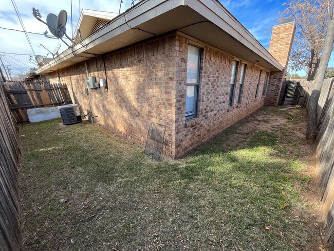 Building Photo - Cute Duplex