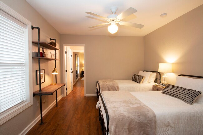 Building Photo - 1909 W. 47th Terr