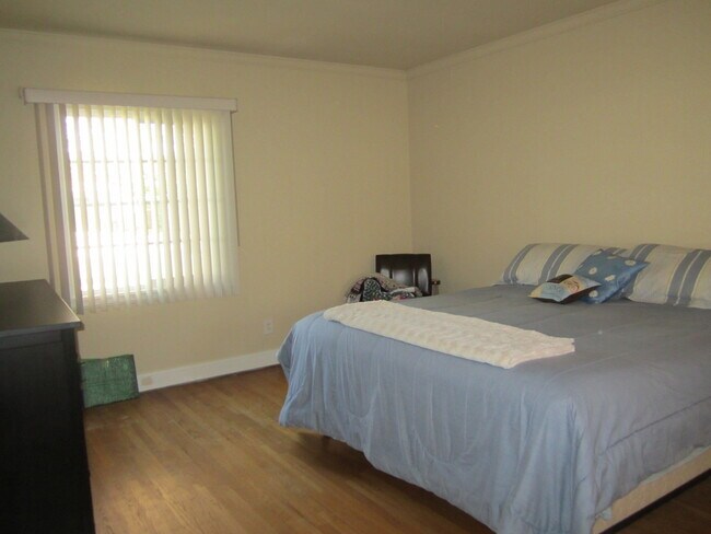 Building Photo - Classic Home Near Golf Course