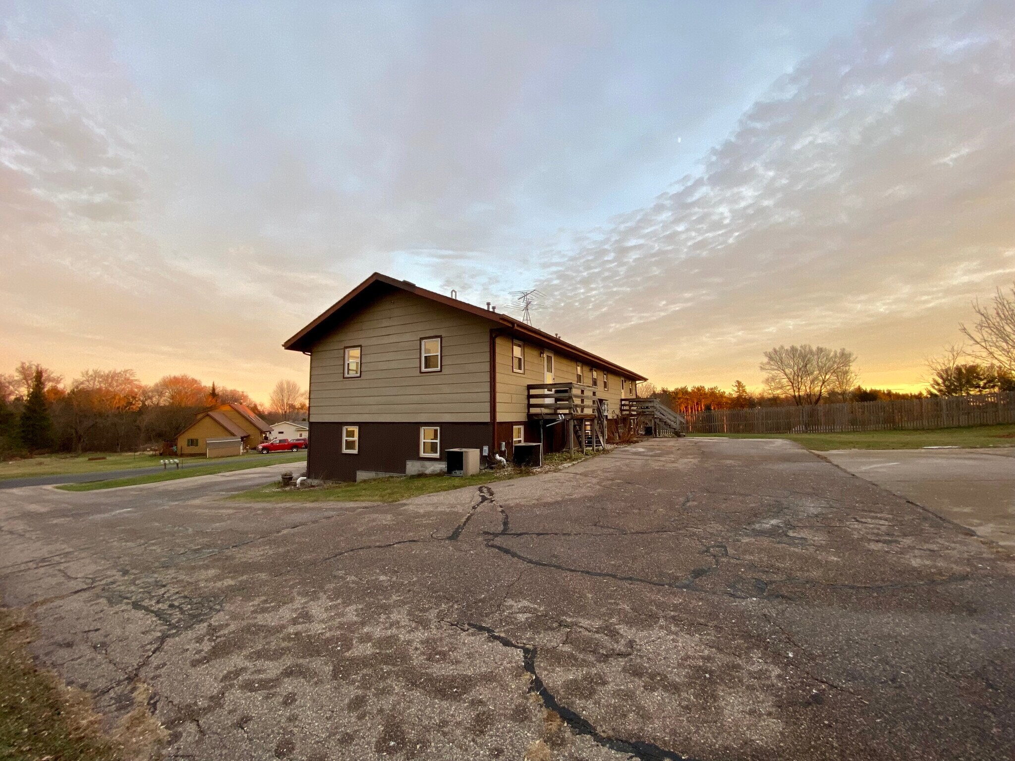 Building Photo - 425 King Olav Ln