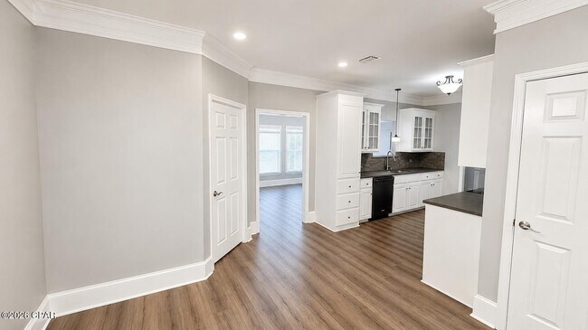 Building Photo - 9010 Polly Ave