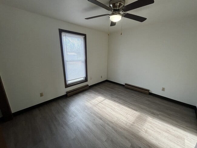 Building Photo - 2421 Camelot Blvd