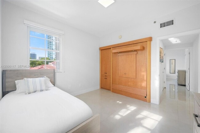 Building Photo - 3255 NE 184th St