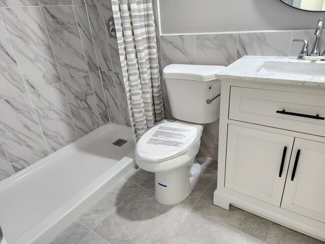 Building Photo - Magnificent 1 bedroom, 1.5 bathroom condo ...