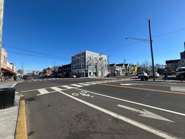 Building Photo - Gorgeous 3 bedroom 1 1/2 bathroom Single F...