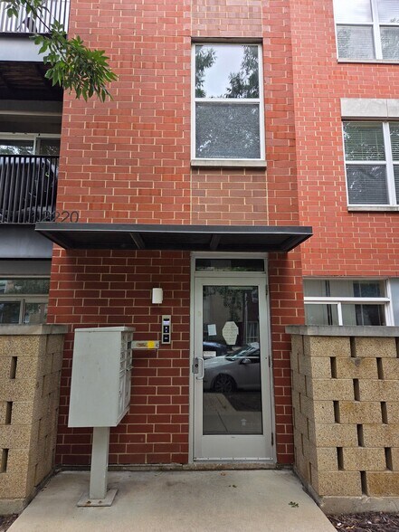 Building Photo - 2220 W Maypole Ave