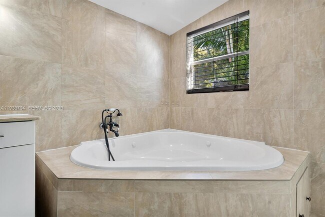 Building Photo - 300 SW 11th Ct