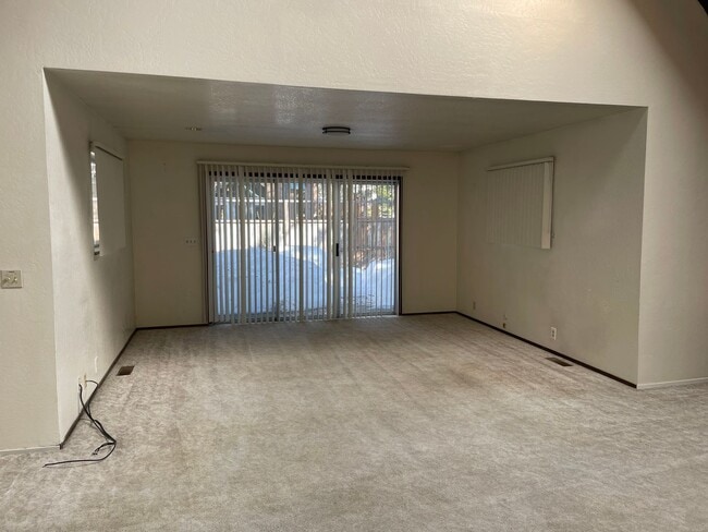Building Photo - Al Tahoe - 4 bedroom 2 bath with Garage