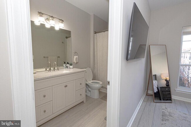 Building Photo - 4854 Eisenhower Ave