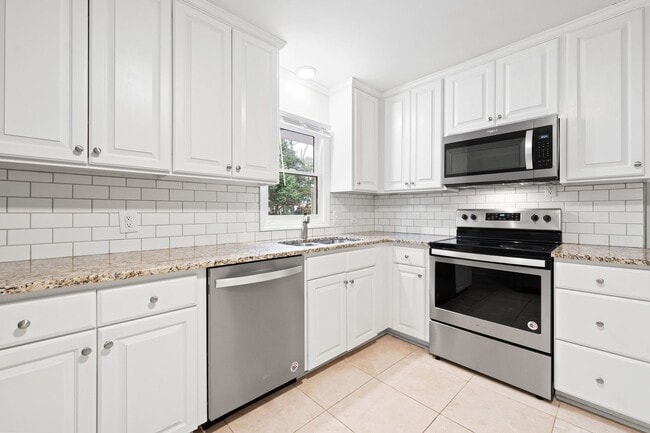 Building Photo - Renovated 2 bed/1 bath duplex minutes from downtown!