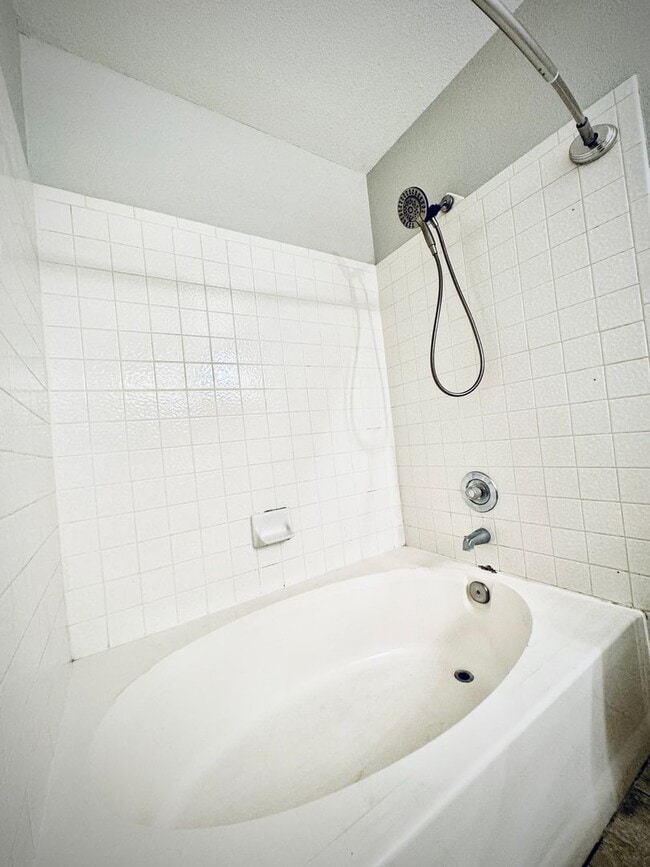 Building Photo - A Cozy 2 bedroom 2 bathroom with patio dow...