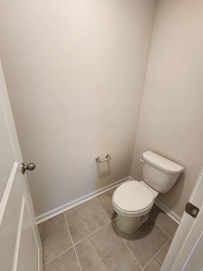 Building Photo - **6 Month Lease** Hendersonville Rental!