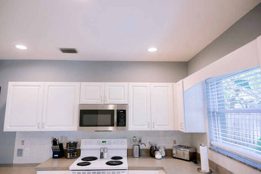 Building Photo - 2616 S Crystal Lake Dr