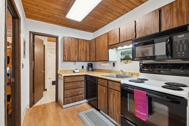 Building Photo - 1 Bedroom, 1 Bath Condo on Whitefish Lake