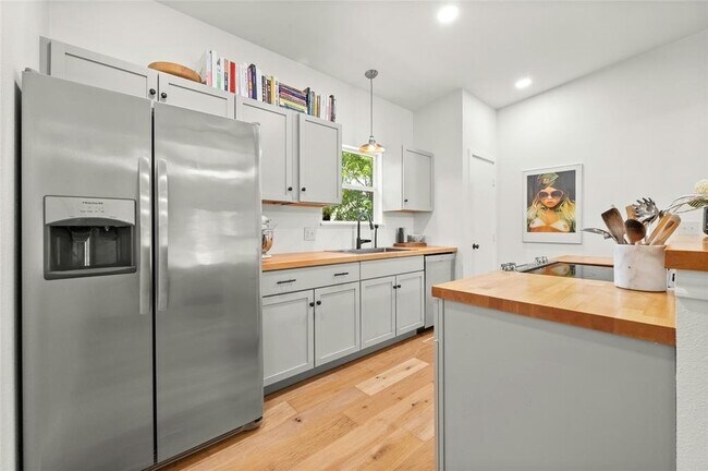 Building Photo - 602 Persimmon St