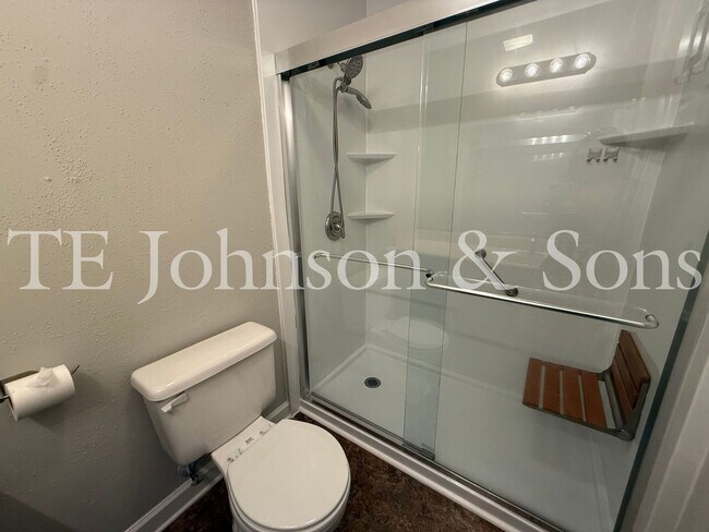 Building Photo - Charming One Level 3 Bedroom Home with Fenced Yard, Garage, and Deck