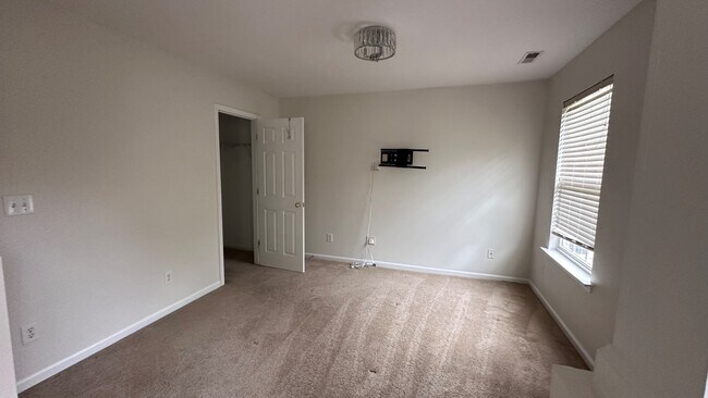 Building Photo - 7718 Abigail Glen Dr