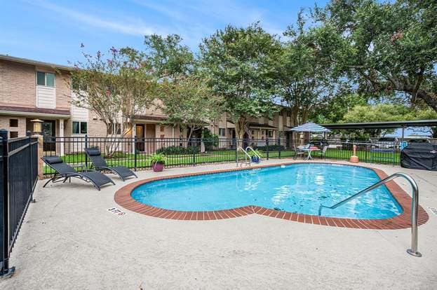 Building Photo - 2330 Lakewood Yacht Club Dr