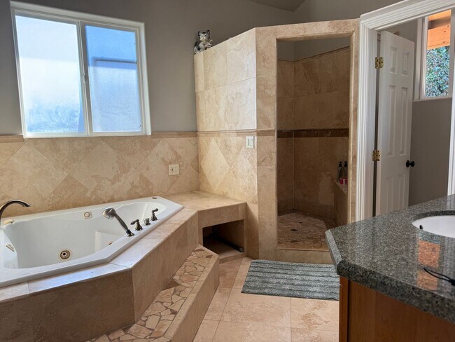 Building Photo - Large house on Art st!