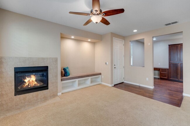 Building Photo - 3BR/3BA Folsom Condo with Fireplace + 2 Car Garage
