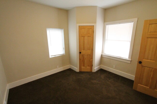 Building Photo - Right Size and a Great Location! Two bedro...