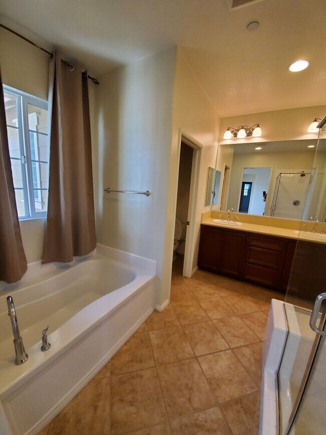 Building Photo - Spacious 4 Bedroom 3 Bath Two Story Riverp...
