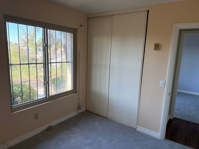 Building Photo - Remodeled Spring Valley Townhome