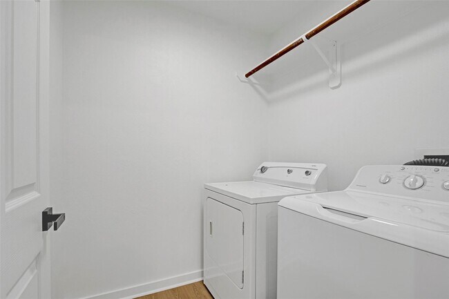 Building Photo - 2414 Cres Hollow Ct