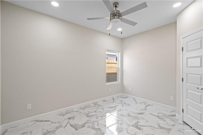 Building Photo - 405 N Onyx Ave