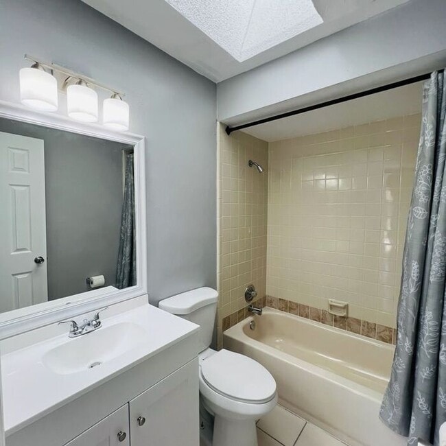 Building Photo - UCF Duplex