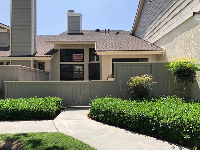 Building Photo - 2 Bdrm Condo in the Gated Saratoga Community