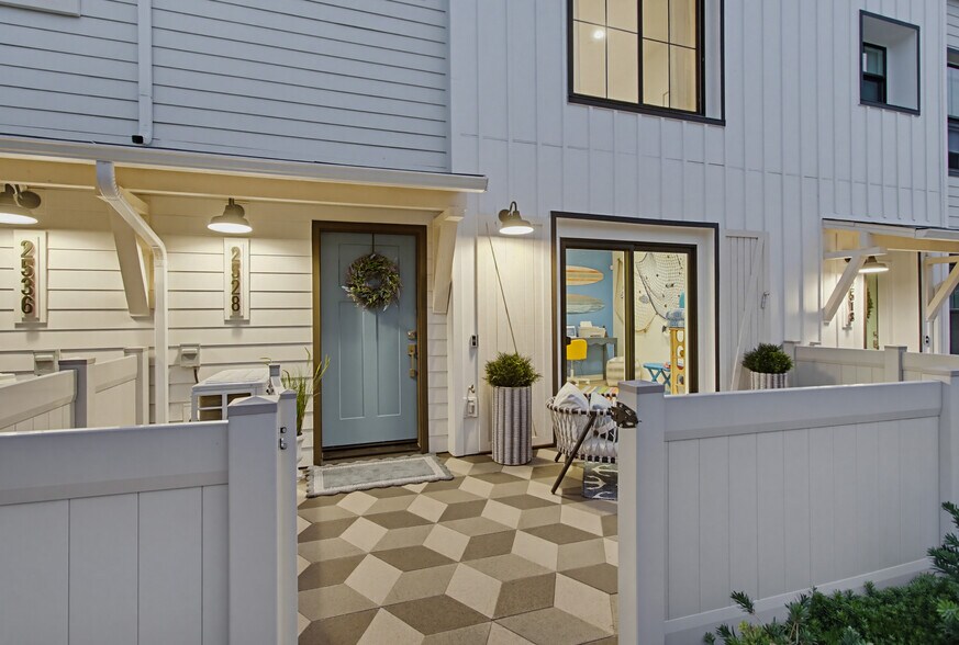 Building Photo - 2528 Delphinium Ln