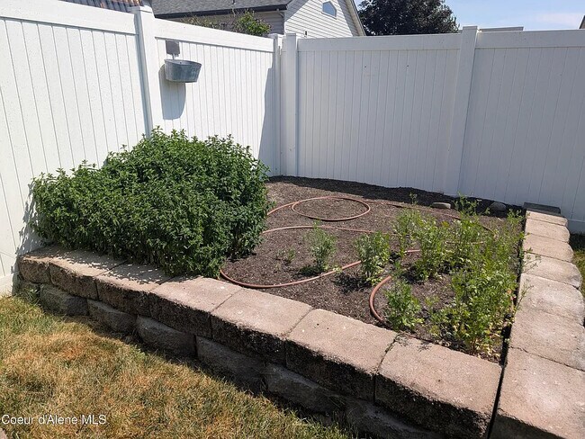 Building Photo - 1824 E Warbler Ln
