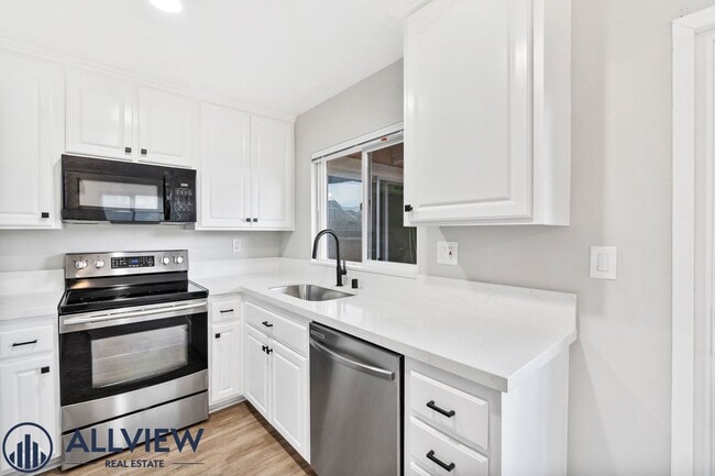 Building Photo - Remodeled 2 Bed, 2 Bath Condo with Ocean V...