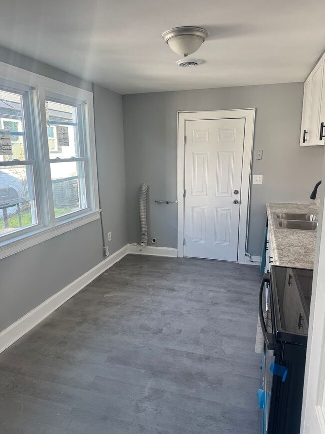 Building Photo - Newly renovated 2bd/1ba Apartments