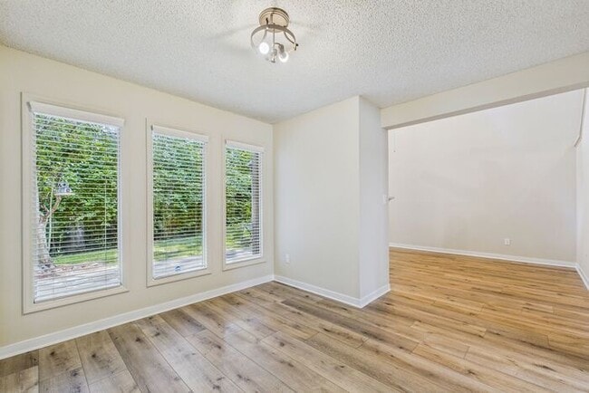 Building Photo - Charming 3-Bedroom Townhome in Sunset Woods