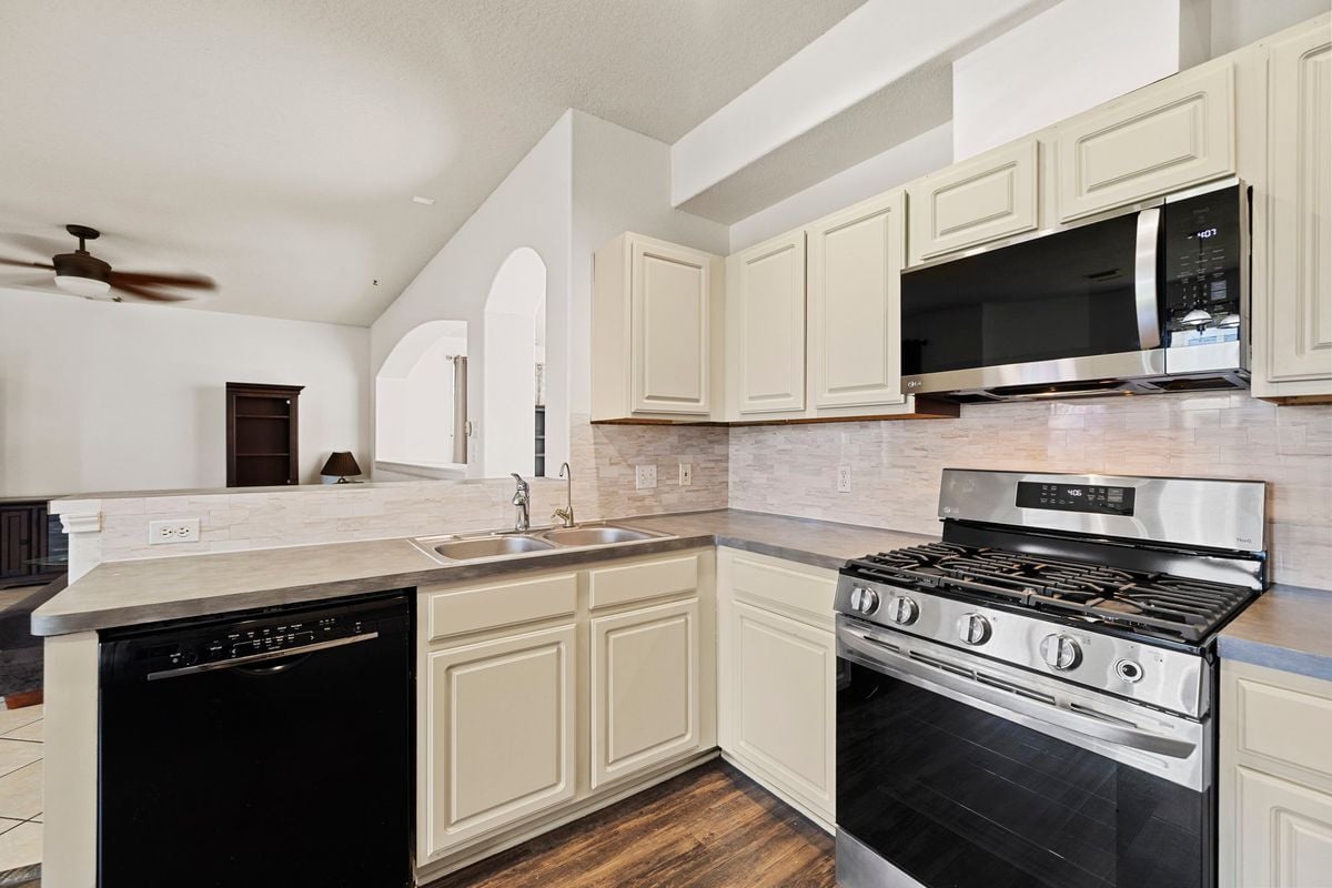 Building Photo - 26122 Parkman Grove Dr