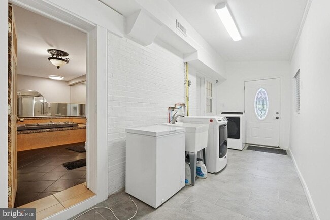 Building Photo - 614 Wises Mill Rd