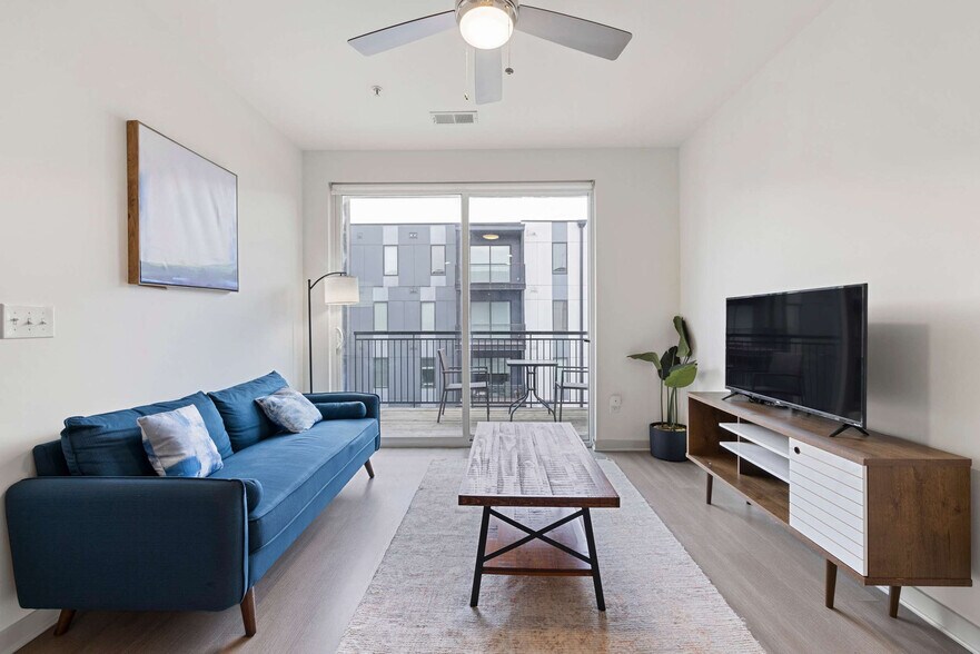 Primary Photo - 633 E Main St