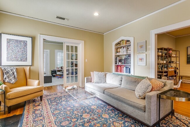 Building Photo - Darling English Tudor style home in the heart of the University District near TCU!