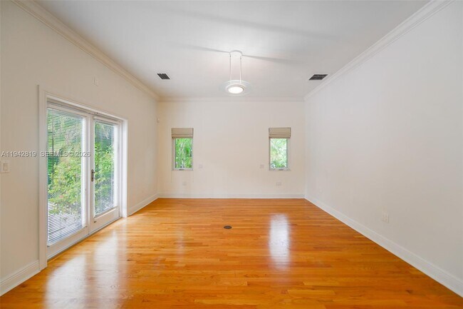 Building Photo - 911 Mariana Ave