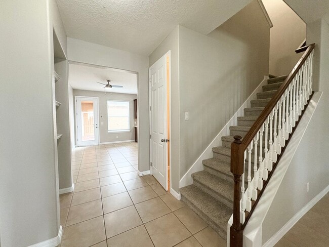 Building Photo - Gorgeous Lake View 3 BR 2.5 bath Luxury To...