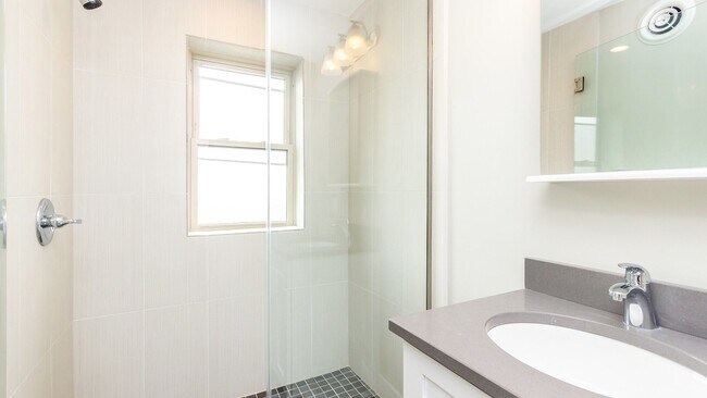 Building Photo - Stunning 1 Bed 1 Bath available in the Lincoln square area.