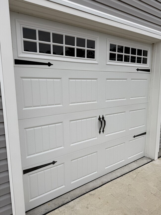 Building Photo - 400 el Camino Dr