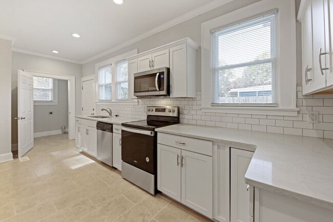 Building Photo - 1015 S Hawthorne Rd