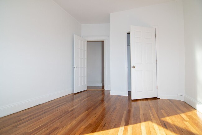 Building Photo - Renovated 2BR apartment with balcony, heat inc. on Brookilne/Allston line!