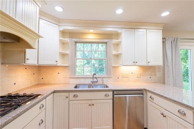 Building Photo - 48 Pleasant St