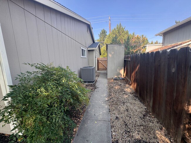 Building Photo - 4860 Lakeside Dr